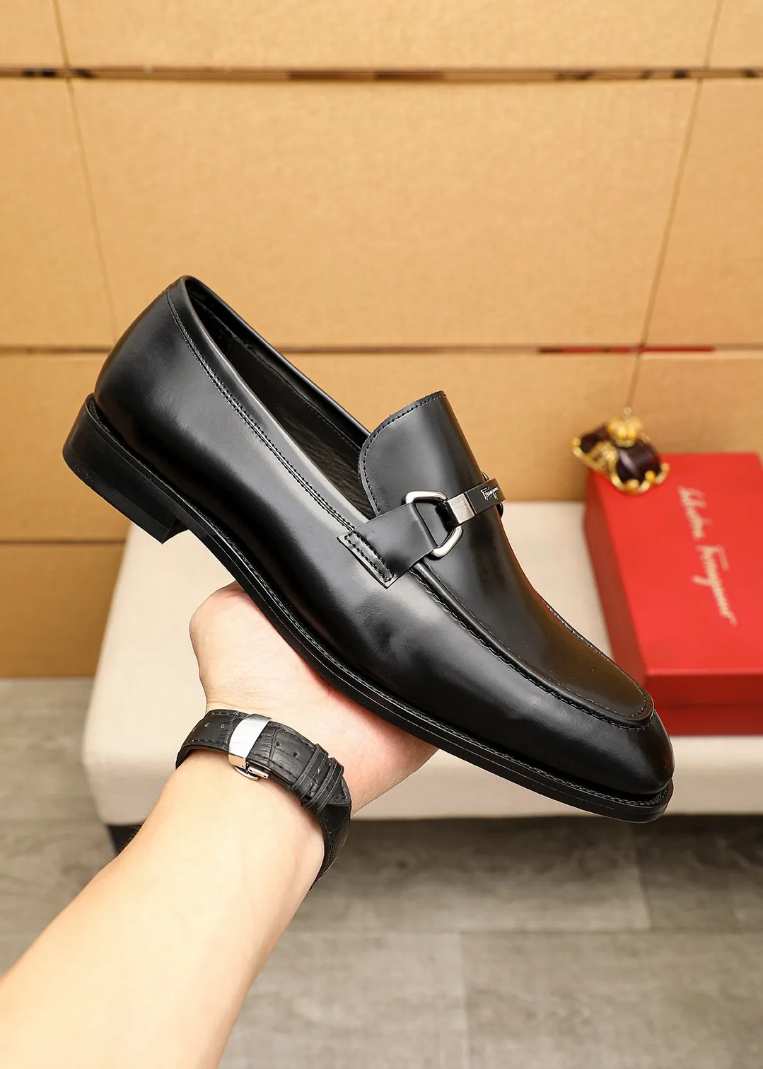Men's shoes 💰480 💐 Product trademark: Ferragamo "Ferragamo" casual leather shoes Regular size: 38-44 (45.46🉑️customized) Product materials: Selected imported first-layer open-edge beaded cowhide leather upper + luxury hardware buckle, imported water-dyed cowhide leather lining. Strong three-dimensional visual effect, original rubber outsole Color: 3⃣️colors available